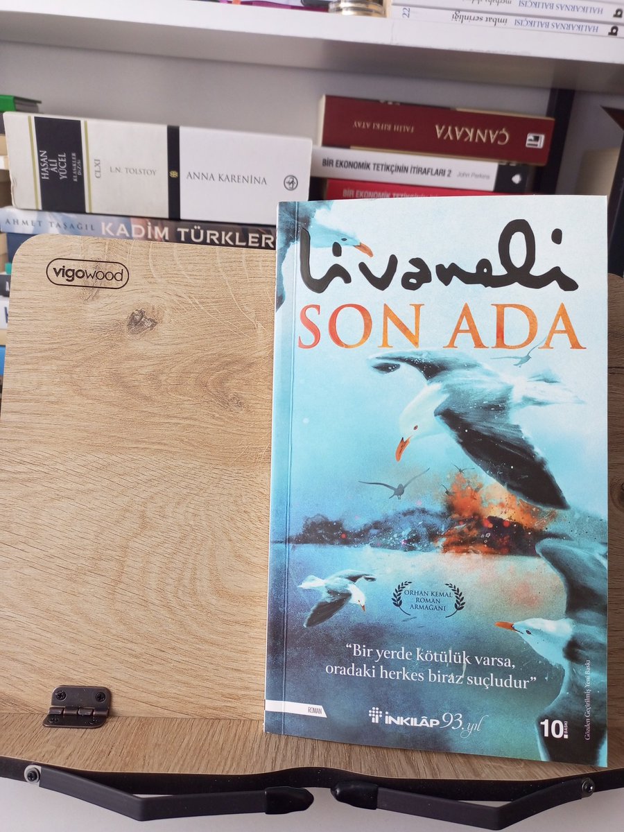 Yasak tanımaz rüzgâr 
Zincir vurulamaz martıya 
Bir de insan kalbine.