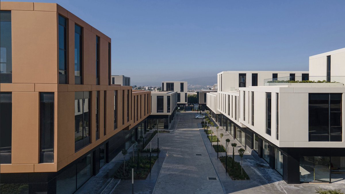 Kezer Mimarlık tarafından tasarlanan Zone Ticaret Merkezi, çeşitli fonksiyonları tek bir çatı altında toplayabilecek esnek iç mekanlarıyla, çağdaş ve nitelikli bir iş ve üretim merkezi olarak kurgulanmış.
📷ZM Yasa Fotoğraf
tsmd.org.tr/_files/ugd/38f…