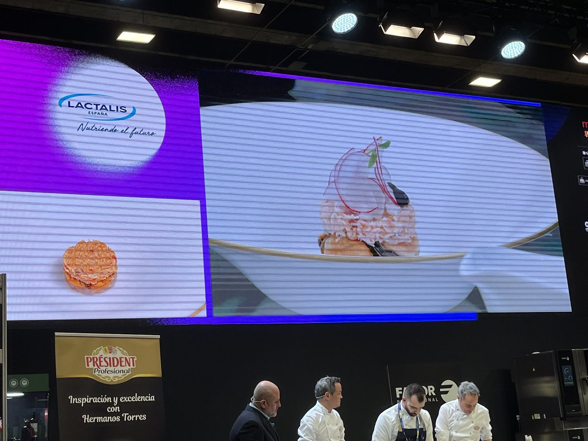 ChefLactalis's tweet photo. Nos encanta contar con los #HermanosTorres para que compartan con nosotros sus recetas tan maravillosas en este #showcooking. Tanto la dulce como la salada son maravillosas y muy creativas. Gracias por acompañarnos de nuevo en este #MadridFusión2025 #LactalisFoodService #Chefs https://t.co/hR5s5OMO12