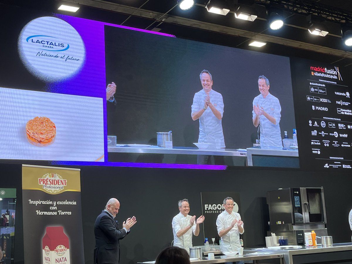 ChefLactalis's tweet photo. Nos encanta contar con los #HermanosTorres para que compartan con nosotros sus recetas tan maravillosas en este #showcooking. Tanto la dulce como la salada son maravillosas y muy creativas. Gracias por acompañarnos de nuevo en este #MadridFusión2025 #LactalisFoodService #Chefs https://t.co/hR5s5OMO12
