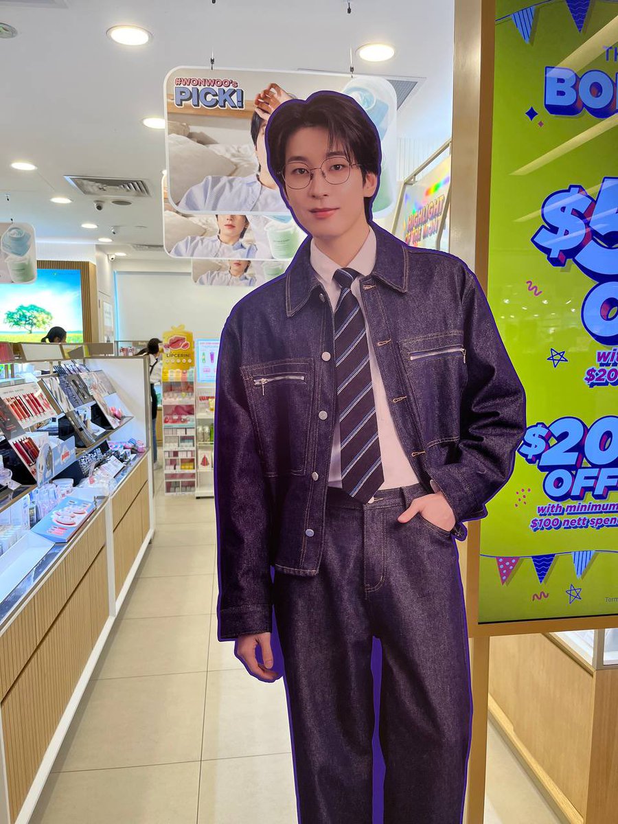 jihanmeal's tweet photo. now that seventeen is out of sg i can finally share when i met wonwoo at a mall 🥹 he even posed for my picture how sweet https://t.co/rtG9dBUcrm