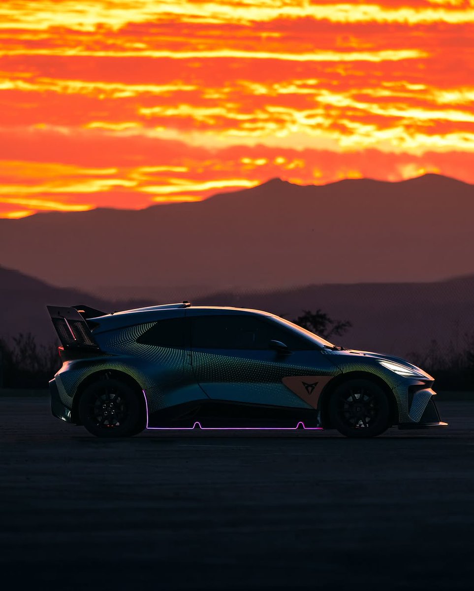CUPRA_esp's tweet photo. Los mejores ángulos del CUPRA UrbanRebel, desliza para ver cómo se ilumina.⚫🔴⚫
¿Cómo puntúas del 1 al 10 la sesión de thevisuallife_?(IG) ⬇️
#CUPRAUrbanRebel #CUPRA #cupraracing https://t.co/GK6ryjfyx9