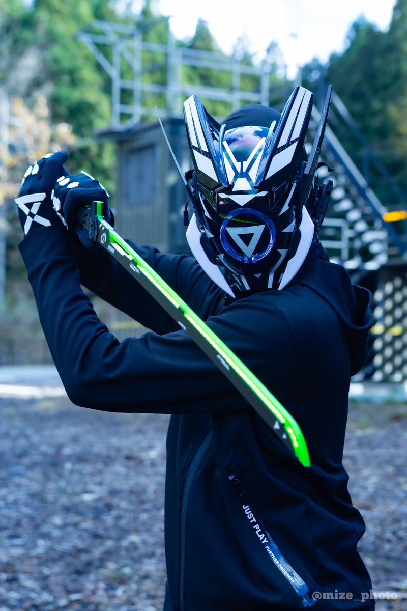 HanName3818's tweet image. #同じキャラですが異なる装備の姿を晒す見た人もやる

📸 @mize0321
CHARACTER  : Ⅴ（サンク）

左:カジュアルコス
普段の衣装、着飾りを身に着けず
動きやすさを重視したスピードタイプ

右:バトルコス
ステータスを底上げして自身に電気を纏って操り戦うパワータイプ

#QUADCORE