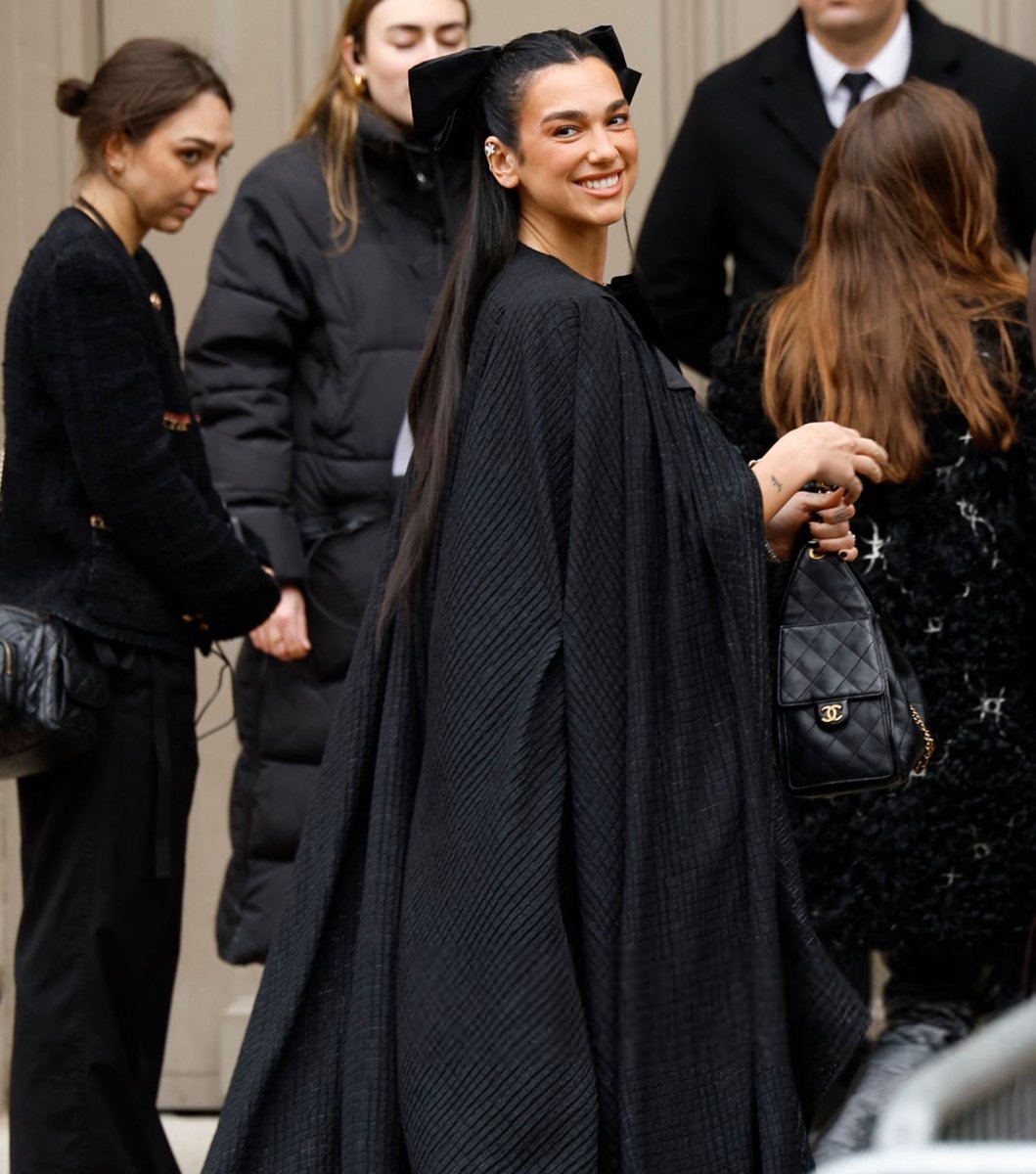 dlipahungary's tweet photo. 📸 | @DUALIPA attends the @CHANEL Paris Fashion Week show today! (28/01) #2 https://t.co/fv8M0ko3co