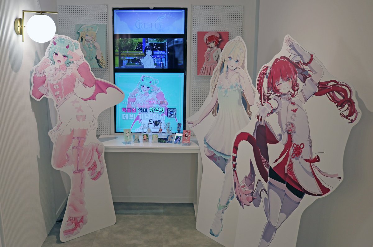 브이스퀘어 RE:FLY 전시공간 안내 브이스퀘어 전시 공간에 #리플라이 에 새로 합류한 세번째 카드, 착즙의 악마, #차쯔키 님의  등신대+영상 전시가 개시되었습니다! #리플라이 #버튜버 #vtuber #Vチューバー #브이스퀘어