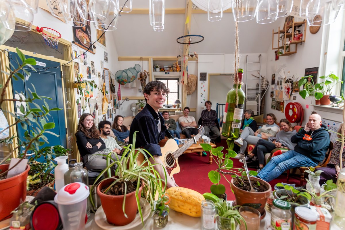 Gluren bij de Buren, het gezelligste huiskamerfestival van Nederland, is op zondag 2 februari te vinden achter de voordeur van 50 huiskamers in Zeist. Dansers en muzikanten vanaf het vloerkleed. Bekijk vast het programma en stippel jouw route uit!
Zie zeistermagazine.nl/glurenbijdebur…