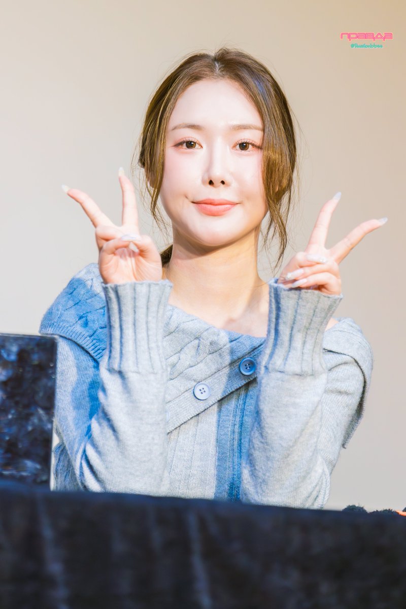 RussianBBee's tweet photo. 250118 제이제이뮤즈 팬사인회에서 민영누나!
#BBGIRLS #브브걸 #쁘걸 #BBGIRLS_MinYoung #브브걸민영 #쁘걸민영 #김민영 #민영 #MINYOUNG #티라뇽 #Love2 #러브투 https://t.co/gufCFqqEjv