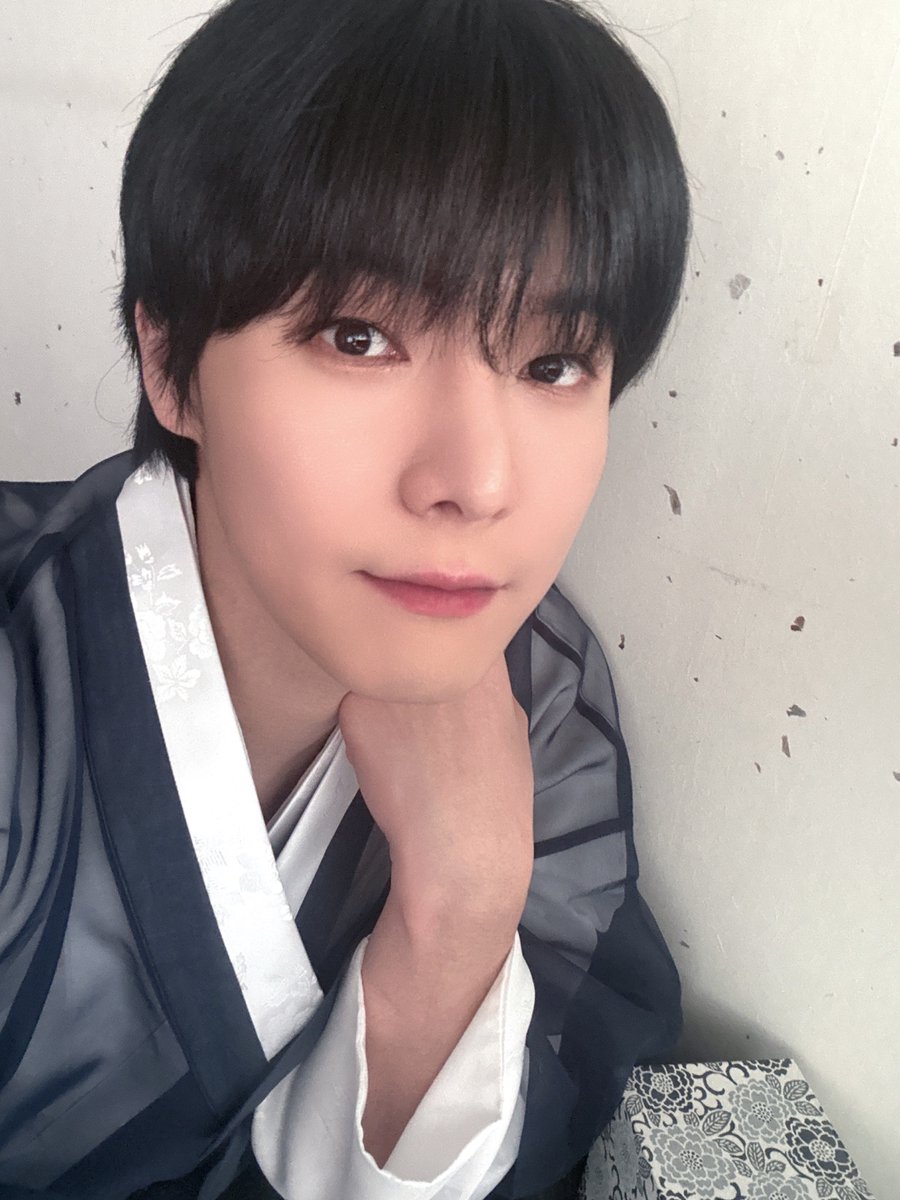 [#용훈]

위브💕💕 새해 복 많이 받구 
맛있는 거 많이 먹어🐶

#원위 #ONEWE #YONGHOON