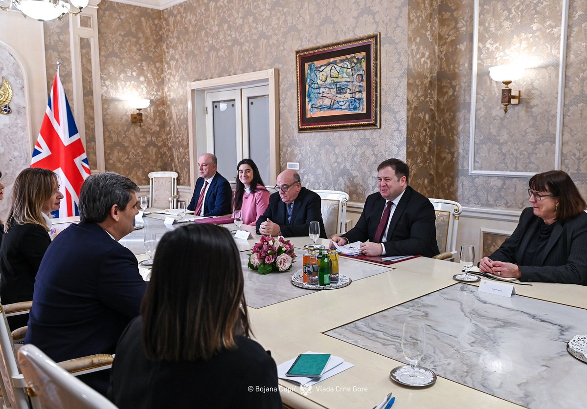 DPM &amp; FM Ibrahimović met today w/ Minister of State for Europe &amp; North America <a href="/SDoughtyMP/">Stephen Doughty HC MP</a> at <a href="/FCDOGovUK/">Foreign, Commonwealth & Development Office</a> &amp; the #UK 🇬🇧 PM’s Special Envoy Lord Stuart Peach.

🔹Montenegro &amp; UK are strong partners and allies, working together for stability and prosperity in the #WB region.
🔹There