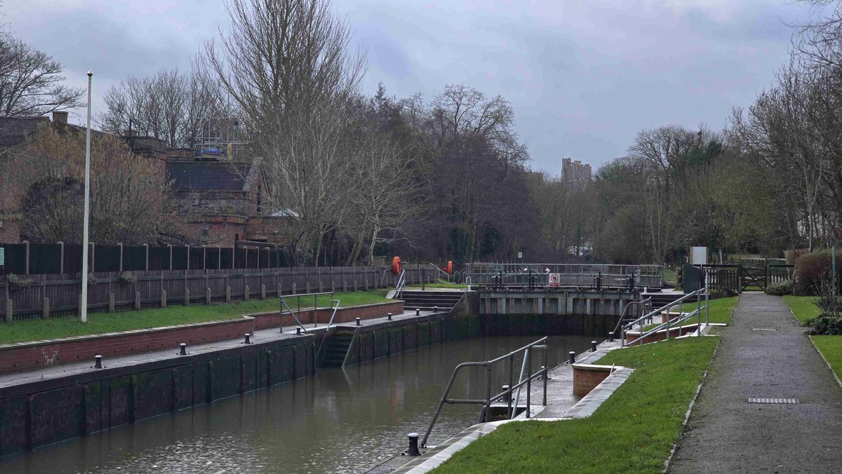RomneyWeir's tweet photo. No traffic - #RedBoards π₯ - and the tail layby is playing submarines again π #Thames #boating #Windsor https://t.co/InffPsYVYj