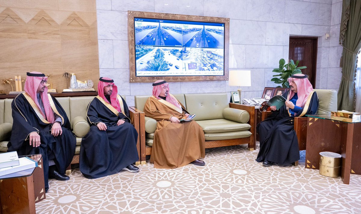 emara_alriyadh's tweet photo. سمو أمير منطقة #الرياض يطّلع على جهود وأعمال الجمعية الخيرية لرعاية الأيتام بالمنطقة "إنسان". 
https://t.co/l0Fv5E50gw

#إمارة_الرياض https://t.co/txznw1CK2m