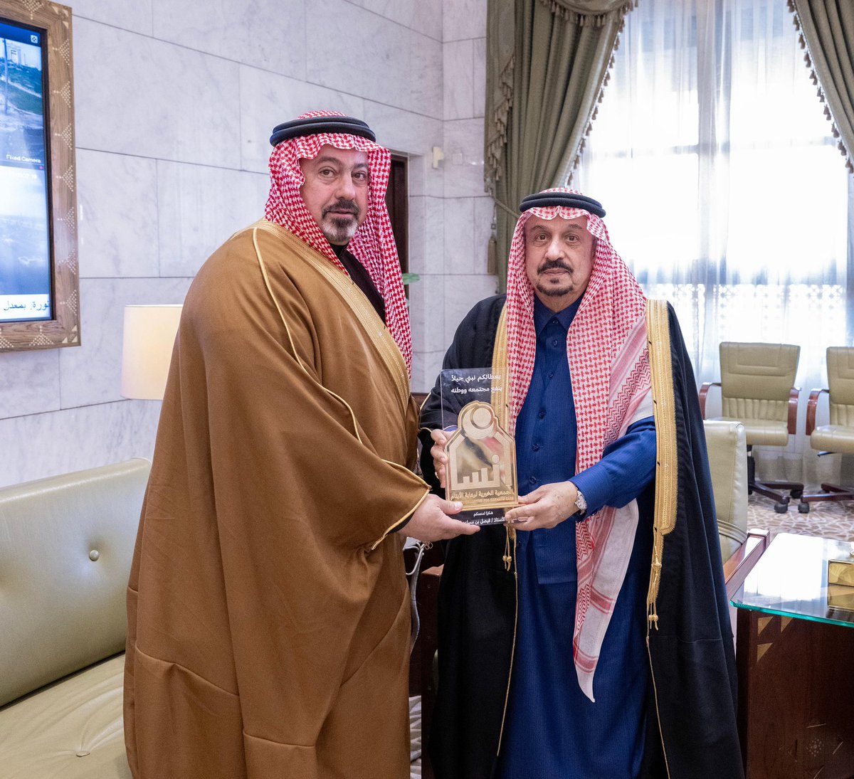 emara_alriyadh's tweet photo. سمو أمير منطقة #الرياض يطّلع على جهود وأعمال الجمعية الخيرية لرعاية الأيتام بالمنطقة "إنسان". 
https://t.co/l0Fv5E50gw

#إمارة_الرياض https://t.co/txznw1CK2m