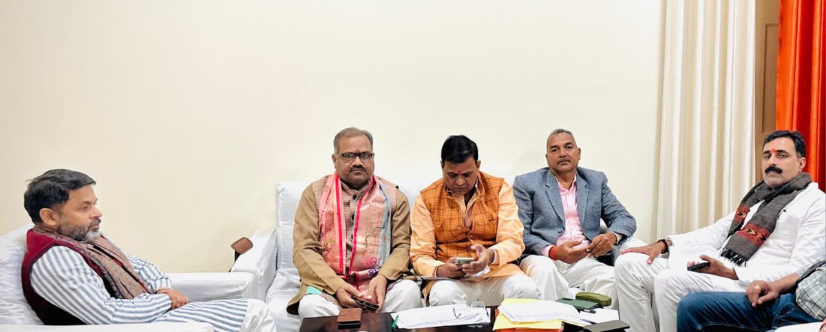 MrYaduvansh's tweet image. आज झांसी जिला में पर्यवेक्षक के रूप में कोर कमेटी की बैठक ली। बैठक में जिलाध्यक्ष श्री अशोक गिरी जी, क्षेत्रीय उपाध्यक्ष अशोक राजपूत जी, क्षेत्रीय महामंत्री श्री रामकिशोर साहू जी, समथर नगरपालिका अध्यक्ष श्री देवेंद्र सिंह कंसाना जी उपस्थित रहे।
@Bhupendraupbjp @idharampalsingh