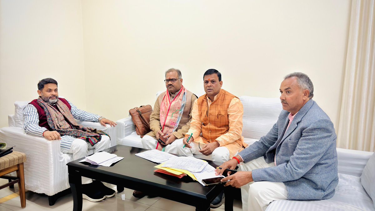 MrYaduvansh's tweet image. आज झांसी जिला में पर्यवेक्षक के रूप में कोर कमेटी की बैठक ली। बैठक में जिलाध्यक्ष श्री अशोक गिरी जी, क्षेत्रीय उपाध्यक्ष अशोक राजपूत जी, क्षेत्रीय महामंत्री श्री रामकिशोर साहू जी, समथर नगरपालिका अध्यक्ष श्री देवेंद्र सिंह कंसाना जी उपस्थित रहे।
@Bhupendraupbjp @idharampalsingh