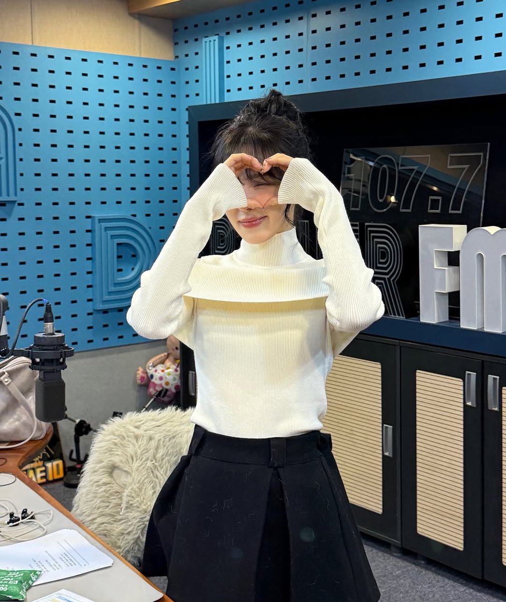 wenrenejournal's tweet photo. [IG] 250128 — sbsyoungstreet Instagram update with #WENDY 🩵 

"Wanso everyone, Happy Lunar New Year 🙇‍♀️ Come join (us) on #ViewableRadio today too 🤍" 

🔗 https://t.co/uF5vpYMfgV 

#웬디 #RedVelvet #레드벨벳 https://t.co/2BO0vMRNKG