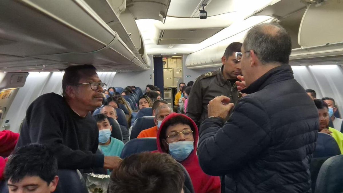 #Colombia #Atencion El presidente <a href="/petrogustavo/">Gustavo Petro</a> lo logró!!!!  En el vuelo de retorno de los deportados colombianos, el vuelo de la dignidad, vienen 26 niños y niñas que  ya  no están esposados de  pies y manos,  al igual que sus padres y demás pasajeros.