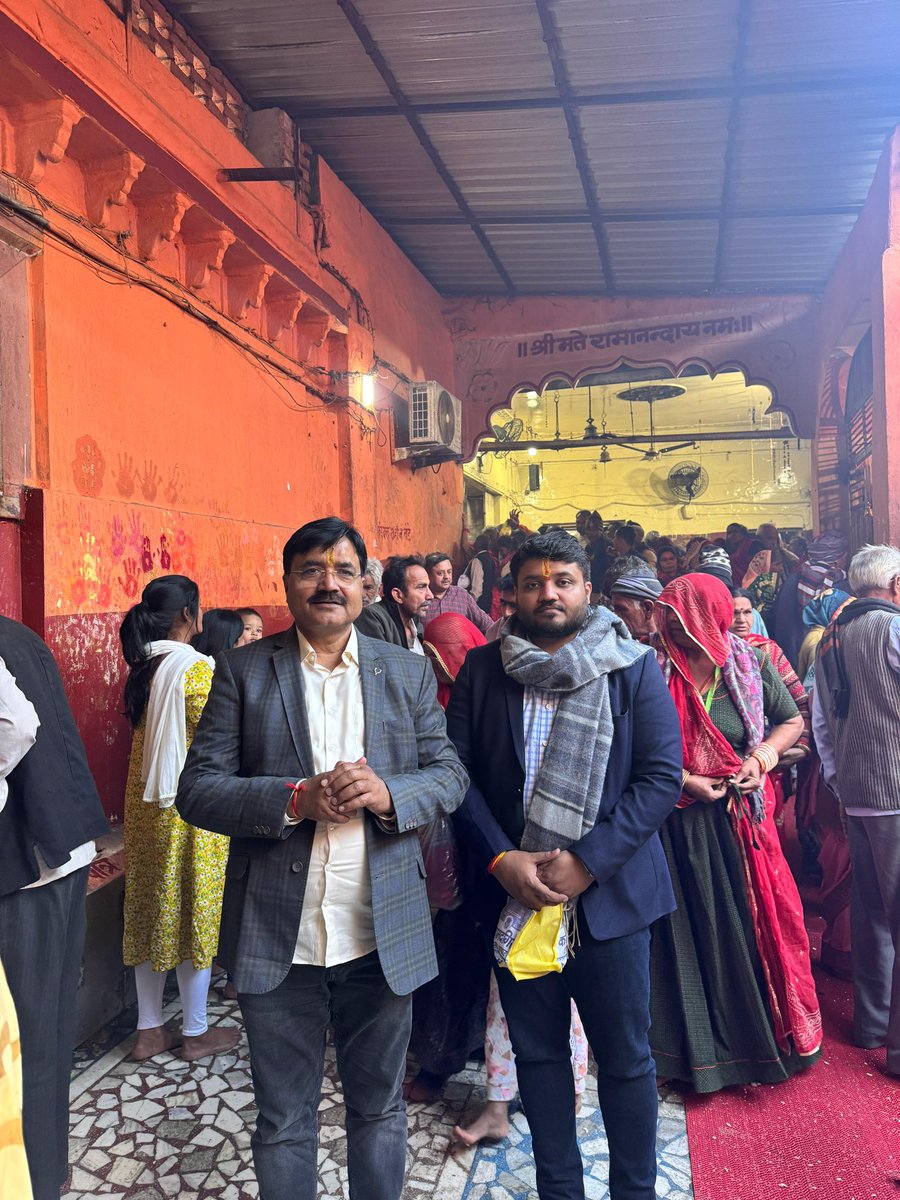 drdsmishraa's tweet photo. चित्रकूट धाम में कामदगिरि पर्वत पर विराजमान भगवान कामतानाथ जी और राम दरबार के दिव्य स्वरूप  का दर्शन पूजन हुआ।हमारे प्रिय मित्र *डॉ भूपेश द्विवेदी जी मुख्य चिकित्सा अधिकारी CMO चित्रकूट धाम ,छोटे भाई और मित्र श्री चक्रपाणि त्रिपाठी जी *अपर पुलिस अधीक्षक चित्रकूट धाम* से मुलाकात https://t.co/5YzyL9S5A5