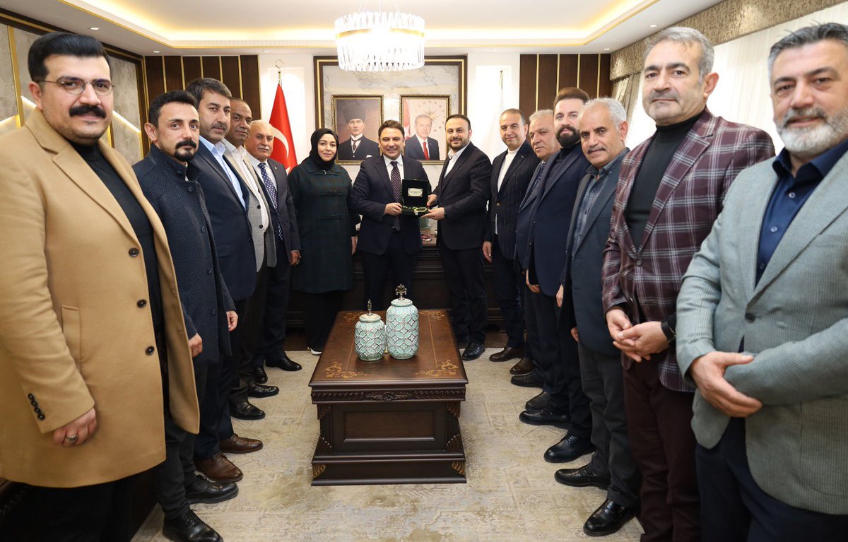 AkHaliliiye's tweet photo. İlçe Başkanımız Sn. Mustafa Bağmancı;

İlçe Kadın Kolları Başkanımız Sn. Fatma Ocak ve yönetim kurulu üyelerimiz:

Haliliye Kaymakamımız Sn. Dr. Muhammed Serkan ŞAHİN'i makamında ziyaret etti.

Nazik ev sahipliğinden dolayı Sayın Kaymakamımıza teşekkür ederiz. 

#AKHaliliye #MustafaBağmancı #Şanlıurfa #Haliliye #AKParti 

@erkankandemir @bybekirbozdag @Ziverozdemir @agral_abdullah @milhamigunbegi  @mserkansahin 
@mbagmanci63 @fatmaocak0663
