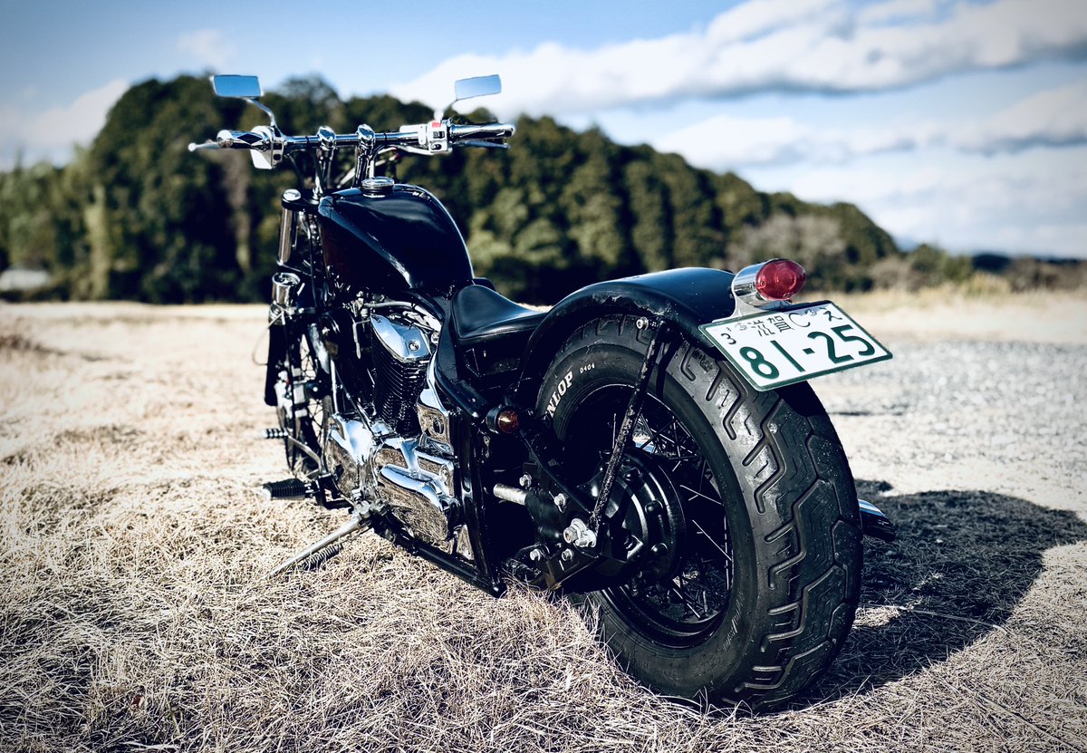 zigoku0721's tweet photo. バイクを買いました…

ドラッグスターの1100ccフルカスタムです…

キャブ車なんで今の時期は難儀しますがまぁいいや…

やっぱ大型二輪いいすね。
図体に似合うパワー持ってますわ。

ハーレー？

高くて買えません… https://t.co/qoXNLsCzu9
