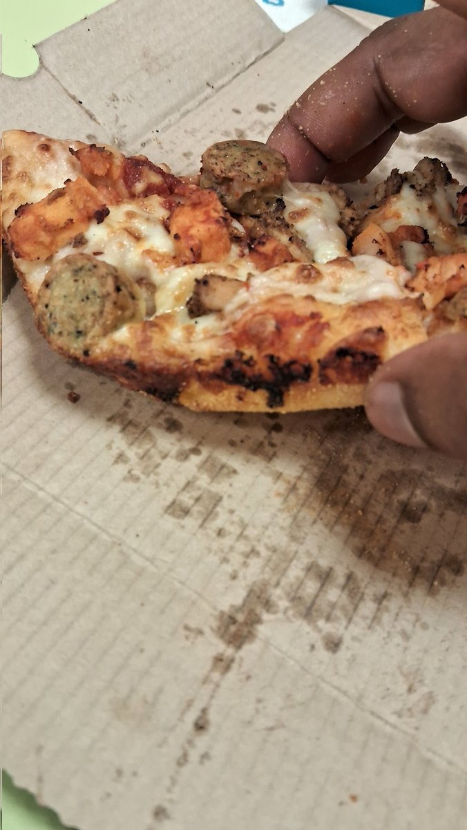 MusicShorts8's tweet photo. @dominos @dominos_india I got a burned pizza with no replacement. On 19th December 2024,I complained Dominos over mail asking 4 help. They kept saying dat things shall be resolved &amp; I shall get points on my app for the inconvenience. It never happened. Disappointing Worst Service https://t.co/xENifExpC2