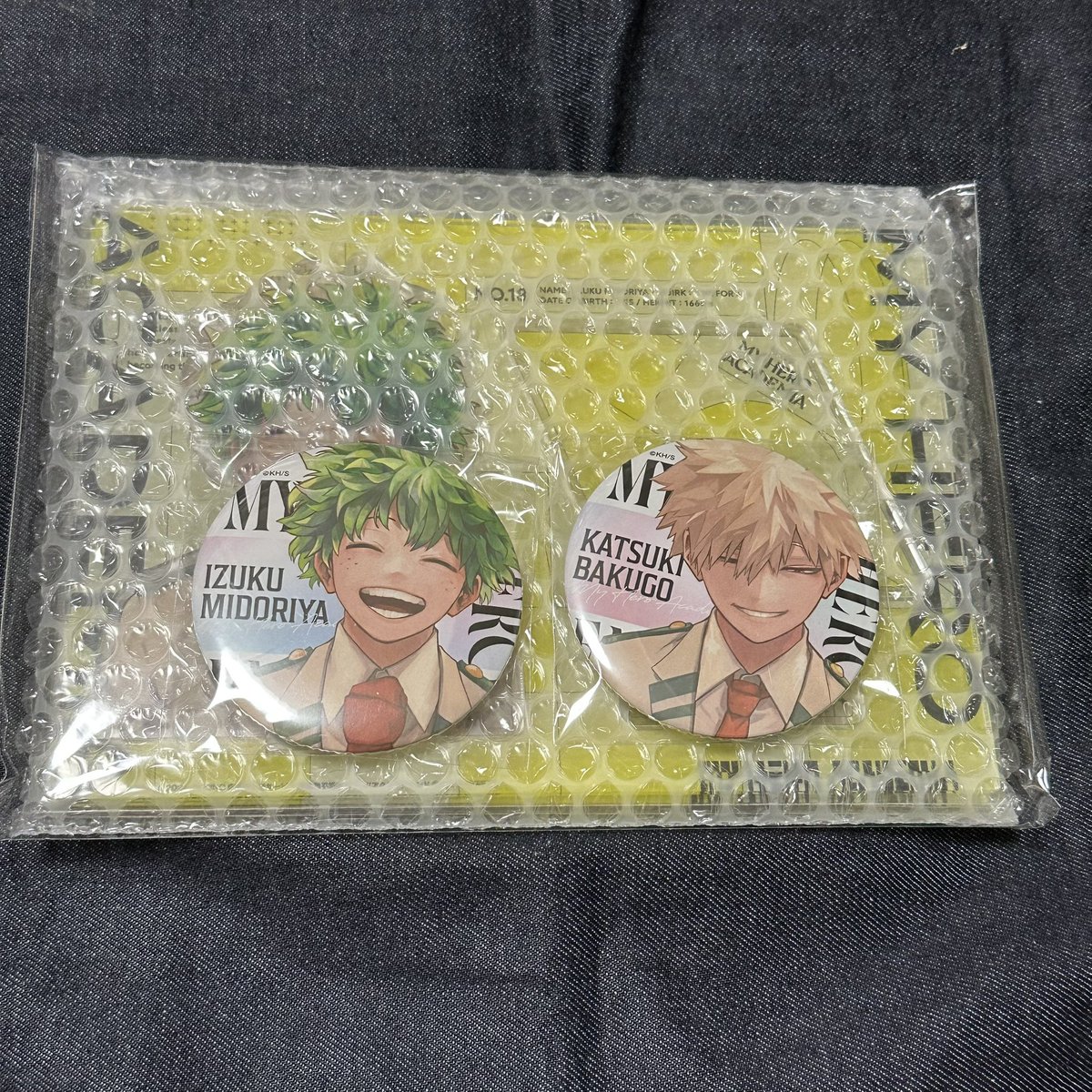 dosukoi_tanu's tweet photo. なんか家族から連絡がありましてもうワンセット同じのがあるみたいでまとめて欲しい方いたらお声がけとの事でした🙏

鬼滅の刃のUSJグッズ
Ufotable cafeのグッズ
原画展グッズ
ヒロアカの応募者全員サービス
あと鬼集結くじの玉壺のでかいアクスタもあります。

ミニミニフレンズが七海健人が2つ余っててUSJの缶バッジは童磨、天元様が2つ余ってるそうで欲しい方いたらご連絡下さいませ🙏(写真後で貰います)