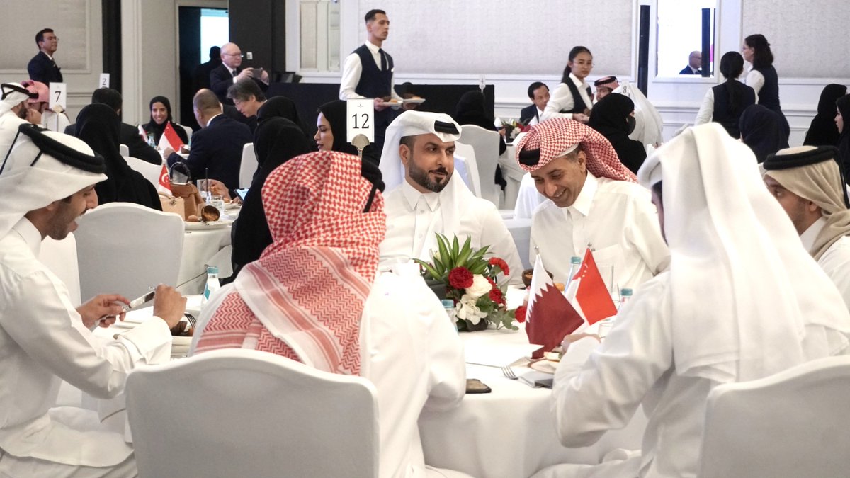 dohanews's tweet image. The @SingaporeEmbDoh hosted a dinner on January 22 to honour the alumni of the @qlc_qa learning journeys to #Singapore. About 120 guests attended, including senior Qatari officials, #QLC leadership, and Asia-Pacific ambassadors. The event celebrated the strong ties between #Qatar