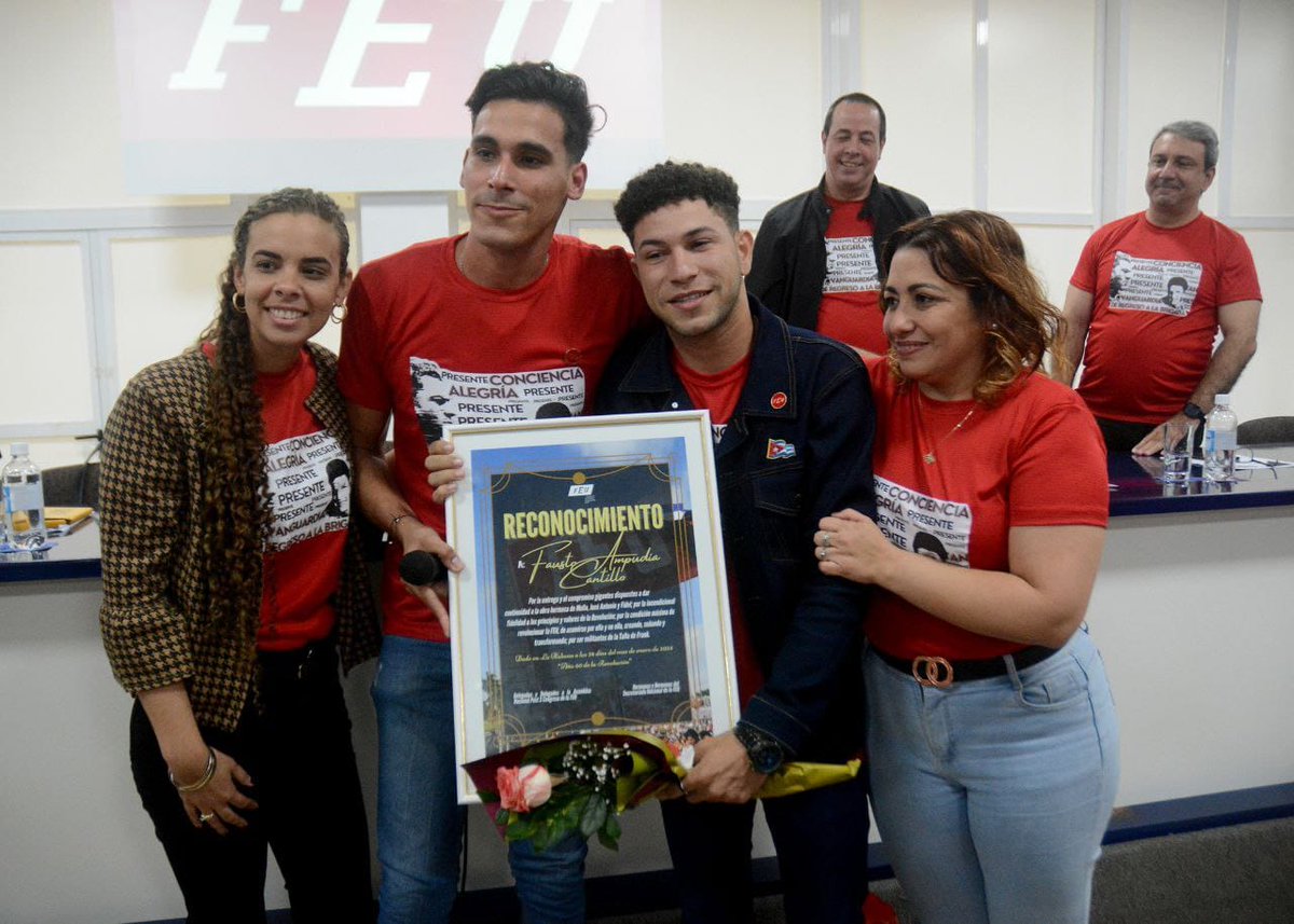 SuselyMorfaG's tweet photo. Participamos en el día de ayer en la Asamblea Post Congreso de la @FeuCuba. Importantes proyecciones para fortalecer el trabajo de la organización desde la brigada se discutieron y aprobaron, las tareas de impacto social y el permanente compromiso de defender  la Patria. https://t.co/kZB3WRPzSW