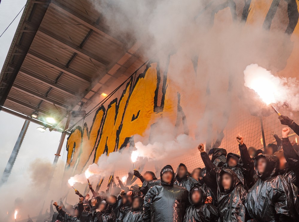 ultras1899_'s tweet photo. Energie Cottbus - #DynamoDresden : tout le parcage en ponchos noirs, avec sur la barrière, une banderole avec le message "Tout le monde a peur de notre nom !" ainsi que le célèbre logo en forme de tête de mort des #Fighters. Présence #RedKaos #Zwickau #FCESGD 3. Liga (25.01.25) https://t.co/AlH4cgknMH