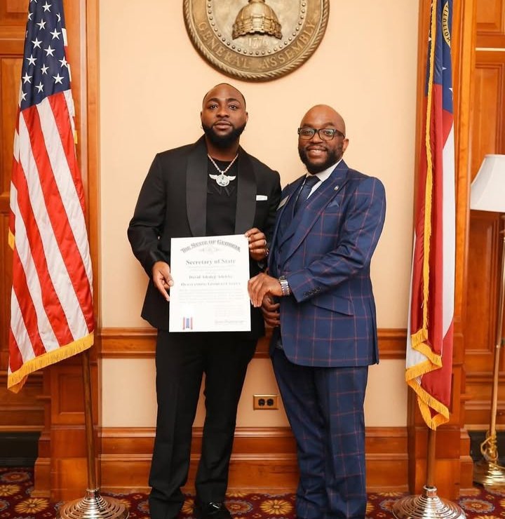 Davidomedia1's tweet photo. Throw back to when Davido was receiving the certificate of recognition as "OUTSTANDING GEORGIA CITIZEN" 

FC please recreate https://t.co/KxYLALvl1c