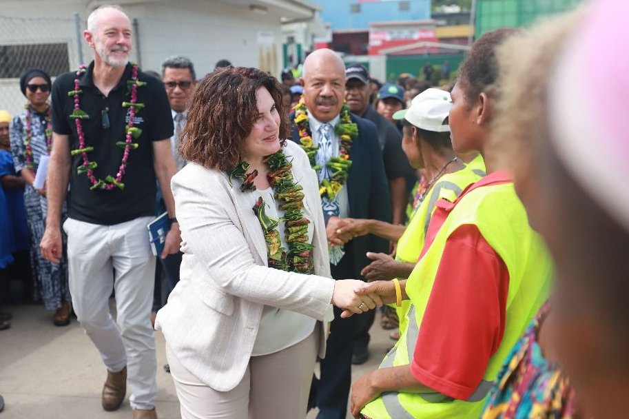 unwomenasia's tweet photo. 🧵ThREAD
1️⃣ @UN_Women RD visits Gordon’s Market with NCD Gov Powes Parkop, @MFATNZ HE Peter Zwart, market management, Vendors Association&amp;vendors. 

Backed by @DFAT, 🇳🇿, JICA, Mama Bank, this model shows how financial literacy, safer infrastructure, and inclusion transform lives. https://t.co/PL5UAGNEYD