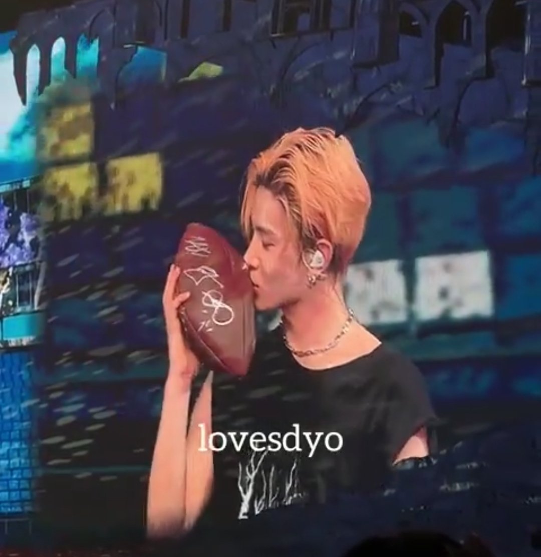 isaaisykeu's tweet photo. “Heejake is forced and has no chemistry.”

Fr, forced! that means Heeseung forced Jake to kiss the ball that Heeseung kissed 🫢 https://t.co/ZE8sG6NHkI