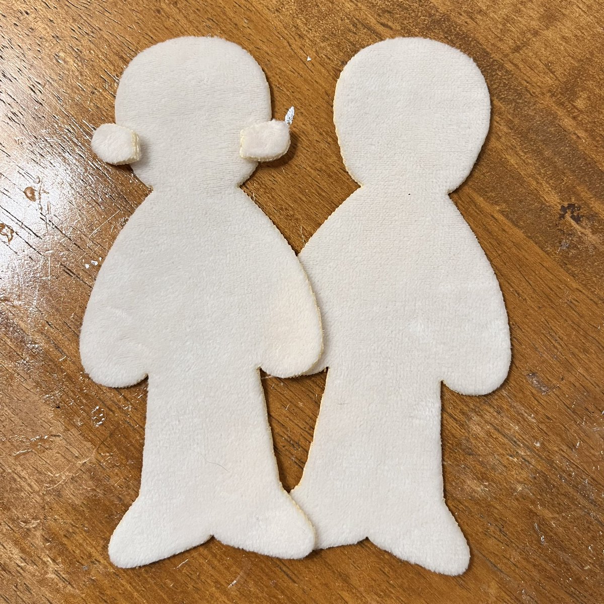 ZERO_ochi's tweet photo. 2枚の布を縫いわせて顔と髪の毛を貼り付けるだけの簡単ぬいぐるみのすごく適当な型紙(ベース)
点線が縫うところ、返し口は好きなところに設定してください https://t.co/DR82ZJykjx