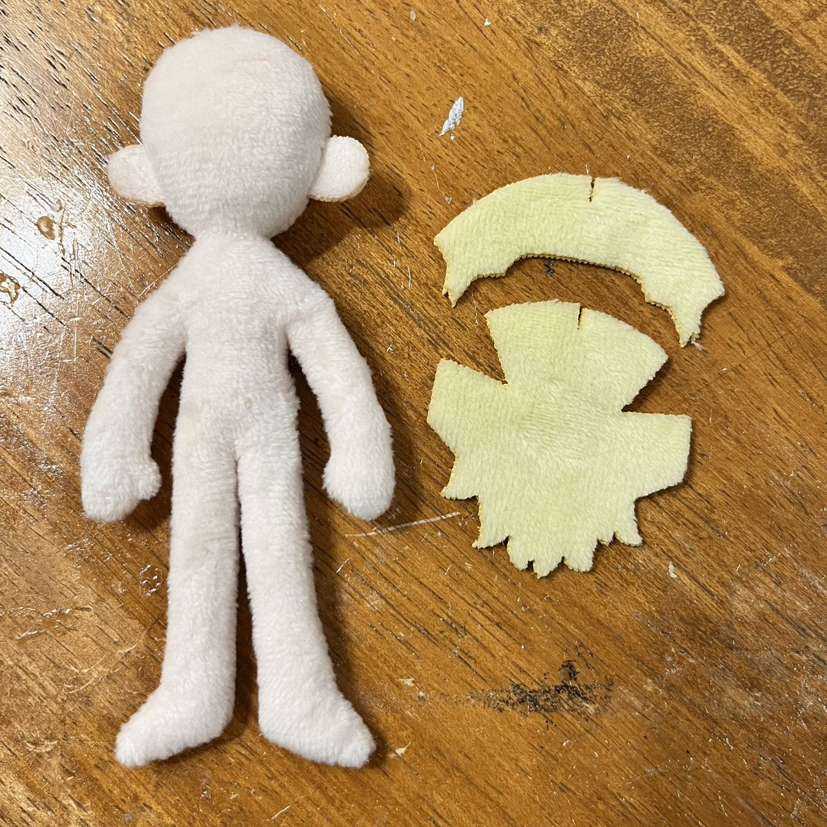 ZERO_ochi's tweet photo. 2枚の布を縫いわせて顔と髪の毛を貼り付けるだけの簡単ぬいぐるみのすごく適当な型紙(ベース)
点線が縫うところ、返し口は好きなところに設定してください https://t.co/DR82ZJykjx