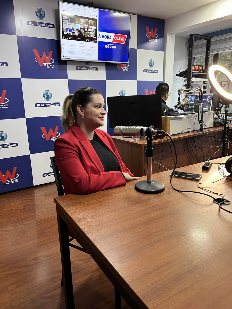 Día 24 🇪🇨💪🏻

Iniciamos entrevista en <a href="/WRadioEc/">W Radio Ec</a>, informamos sobre nuestras 23 propuestas legislativas 💋. 

#TodosToditosTodos 
#VotaTodo23-63 
💪🏻 ¡Somos #OrgullosamenteAzuayos!

Síguenos 👇🏼 

Entrevista en w radio 
facebook.com/share/v/16278b…