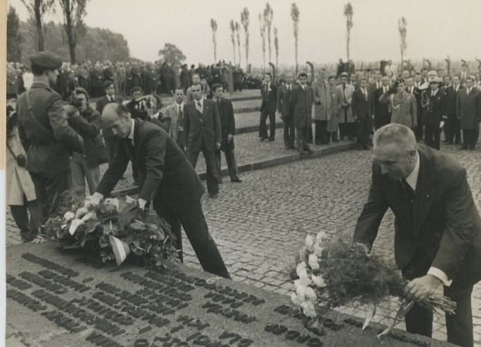 [80e anniversaire #Auschwitz]
Le Président #VGE s’est rendu sur place le 18 juin 1975, un an après avoir nommé #SimoneVeil comme ministre de la Santé.
Relire son discours : elysee.fr/front/pdf/elys…