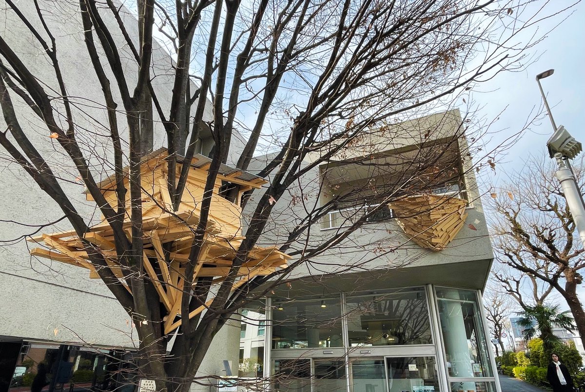 「川俣正個展：Kawamata Archive 2024」の外構へのプレゼンテーション。個展終了後も広場に残されていた。槇文彦のモダニズムと川俣正のカタチの対比。のどかな絵面ではなく、衝突という言葉が浮かぶ。制御しきれない環境の文脈との対比が成立した時が僕好み。お二人の組み合わせは本当に素敵な出会。