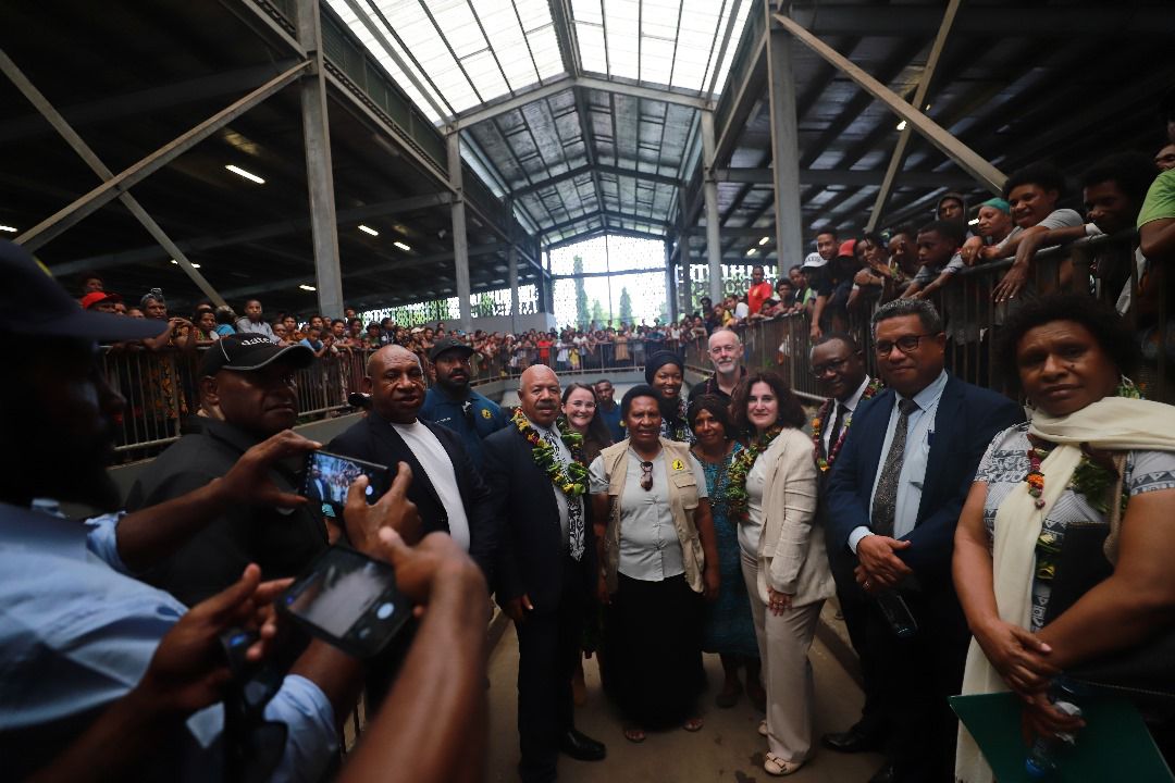 UN Women AsiaPacific (@unwomenasia) on Twitter photo 🧵ThREAD
1️⃣ <a href="/UN_Women/">UN Women</a> RD visits Gordon’s Market with NCD Gov Powes Parkop, <a href="/MFATNZ/">New Zealand Ministry of Foreign Affairs & Trade</a> HE Peter Zwart, market management, Vendors Association&vendors.
Backed by @DFAT, 🇳🇿, JICA, Mama Bank, this model shows how financial literacy, safer infrastructure, and inclusion transform lives. 🧵ThREAD
1️⃣ <a href="/UN_Women/">UN Women</a> RD visits Gordon’s Market with NCD Gov Powes Parkop, <a href="/MFATNZ/">New Zealand Ministry of Foreign Affairs & Trade</a> HE Peter Zwart, market management, Vendors Association&vendors.
Backed by @DFAT, 🇳🇿, JICA, Mama Bank, this model shows how financial literacy, safer infrastructure, and inclusion transform lives.