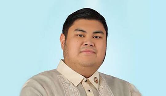 anakmartiallaw's tweet photo. Putting a face to the offender. Eto yung anak ni Raffy Tulfo,  Congressman Ralph Tulfo. His father claims hindi daw abuso kasi hindi daw siya gumamit ng  “8” protocol plate or fled. Problema, alam niyang MALI, ginawa pa rin. https://t.co/lMyk04cAun