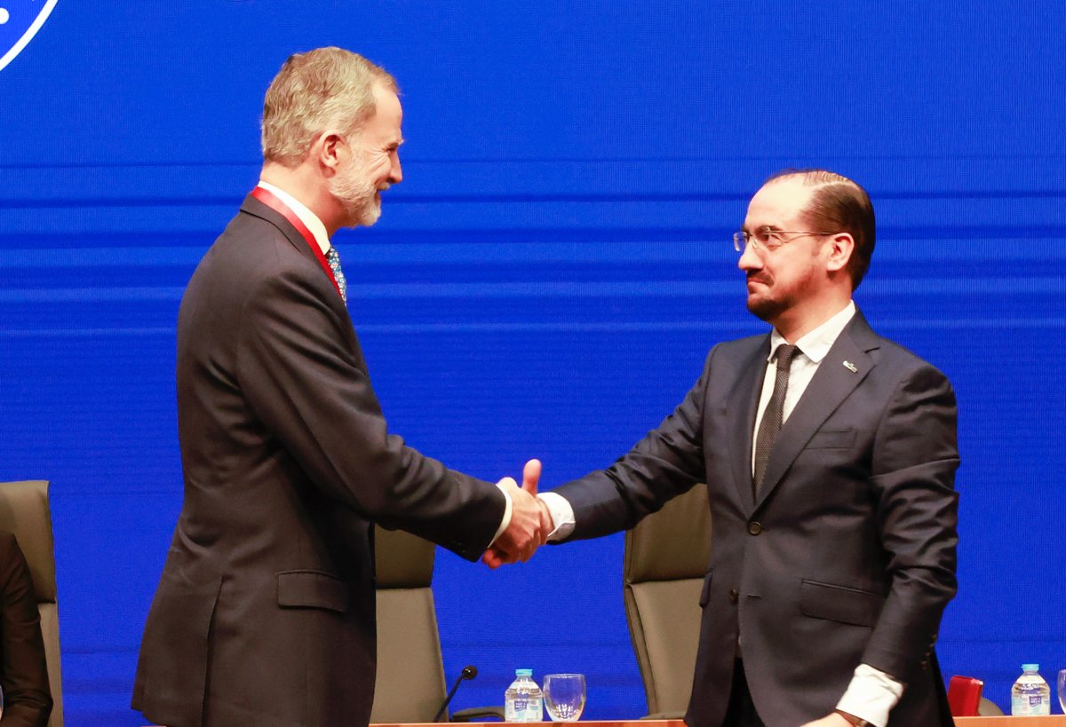 CasaReal's tweet photo. El Rey recibe la Medalla de Honor de la Universidad Carlos III, una distinción que le otorga la institución académica y que reconoce “su trayectoria y contribución al progreso y bienestar de la sociedad española”.

➡️https://t.co/NN2UMDHsnY https://t.co/DtInkU7QC3