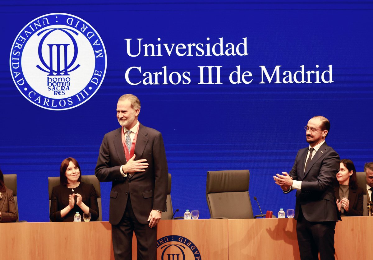 CasaReal's tweet photo. El Rey recibe la Medalla de Honor de la Universidad Carlos III, una distinción que le otorga la institución académica y que reconoce “su trayectoria y contribución al progreso y bienestar de la sociedad española”.

➡️https://t.co/NN2UMDHsnY https://t.co/DtInkU7QC3