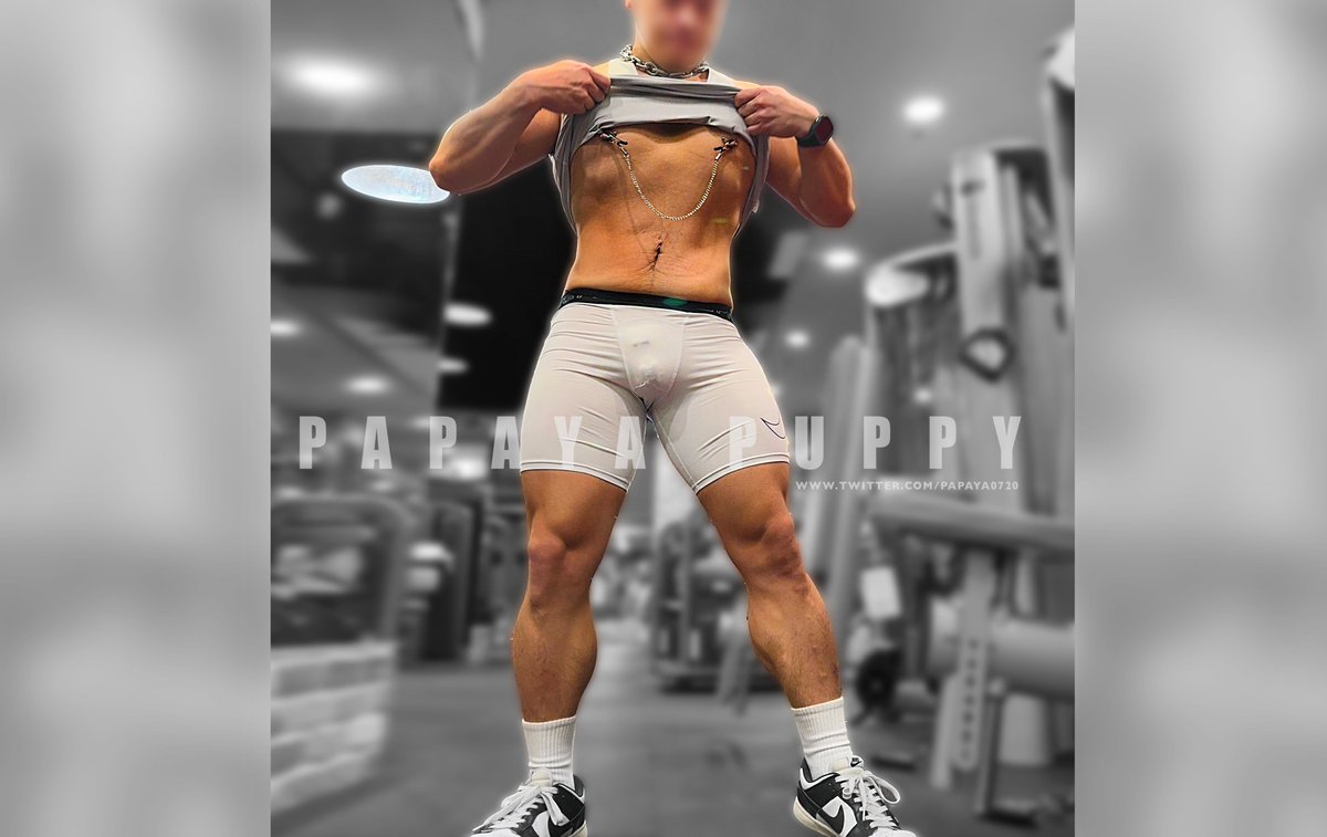 健身房有人知道狗狗訓練衣服下，被夾著乳夾又鎖著貞操穿著緊身褲在練胸嗎？過年還是訓練當個取悅主人的好玩具啊～