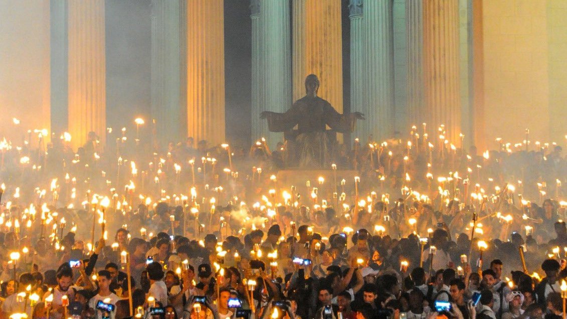 La impresionante participación en la Marcha de las Antorchas demostró cómo nuestra juventud mantiene vivos los ideales de Martí que la Generación del Centenario, también presente anoche, rescató. #DeCaraAlSol