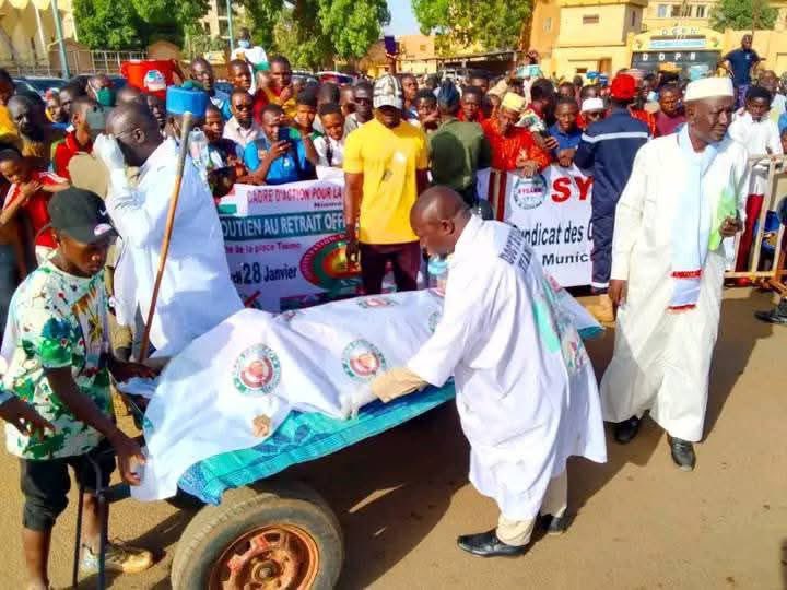 Aesalerte's tweet image. L'image du jour : le patient CEDEAO a rendu l'âme ce jour au sein de l'Alliance des États du Sahel (AES) au Niger. Ce décès symbolique marque la fin d'une ère de tutelle et la naissance d'une nouvelle ère de souveraineté et d'autonomie pour nos nations sahéliennes.

à la une