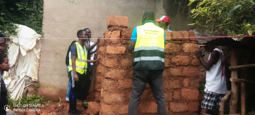 rundaryvcp's tweet photo. Kuri uyu wa kabiri @RwandaYouthVol1 bo muri @RundaSector bafatanyije n'urugerero Inkomezabigwi 12 bubakiye umuturage utishoboye aho arimo kubakirwa inzu yo kubamo , n'igikorwa cyitabiriwe nabayobozi batandukanye bo mu nzego z'ibanze
@RwandaLocalGov @RwandaSouth @KubanaRichard https://t.co/RO1by0bYjO