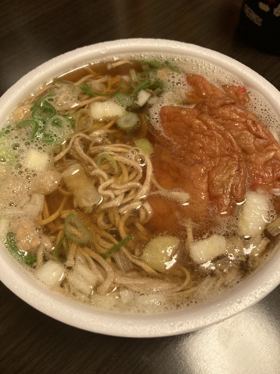 wawazeeeee's tweet photo. 夜はどん兵衛鴨だしそば。
「生姜天」という名の練り物入れて頂きました。紅生姜ほぼ見えてないけど。
去年末に買ったどん兵衛も合わせて3個になりました。
今夜もご馳走様でした😋
#今日の夕飯 
#どん兵衛 https://t.co/M4FdFLkHQh