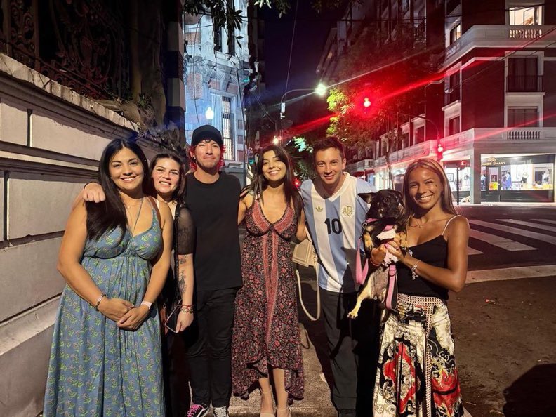 trapddun's tweet photo. a todo esto ESTABAN CAMINANDO SOLOS A LAS 3 DE LA MAÑANA?? a estos tipos les falta una de calle lationamericana barbara menos mal que no salieron en Crónica como MUEREN LOS TWENTY ONE PILOTS EN ARGENTINA POR NO QUERER ENTREGAR EL CULO https://t.co/rZkOcJkqqP