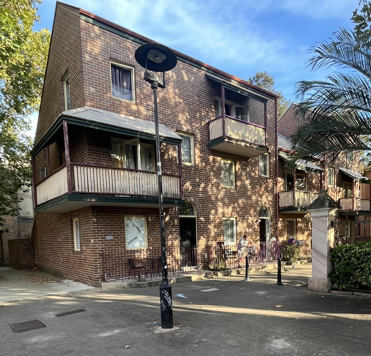 Woolloomooloo in 1970’s &amp; 80’s was an urban laboratory of new public housing, following on from NSW BLF’s Green Bans &amp; Whitlam Govt urban interventions.
The project was led by NSW Housing Architects Graeme Goodsell &amp; John Devenish, who designed this housing complex, then to Melb