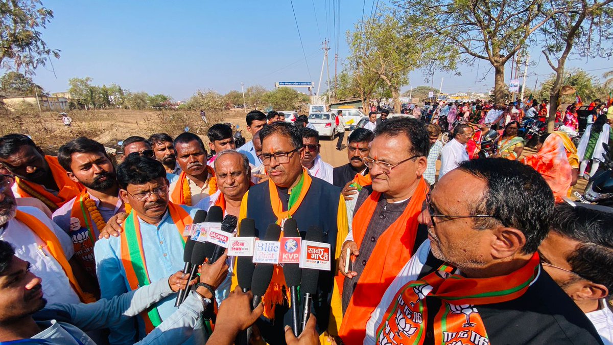 Bharatverma4bjp's tweet photo. #डोगरगांव नगर पंचायत अध्यक्ष एवं पार्षद प्रत्याशी के नामांकन रैली में शामिल हुआ देव तुल्य जनता को संबोधित किया @BJP4India @BJP4CGState @AmitShah @ajayjamwalbjp @NitinNabin @KiranDeoBJP @shivprakashbjp @vishnudsai @PawanSaiBJP https://t.co/lxWaBgt3DF