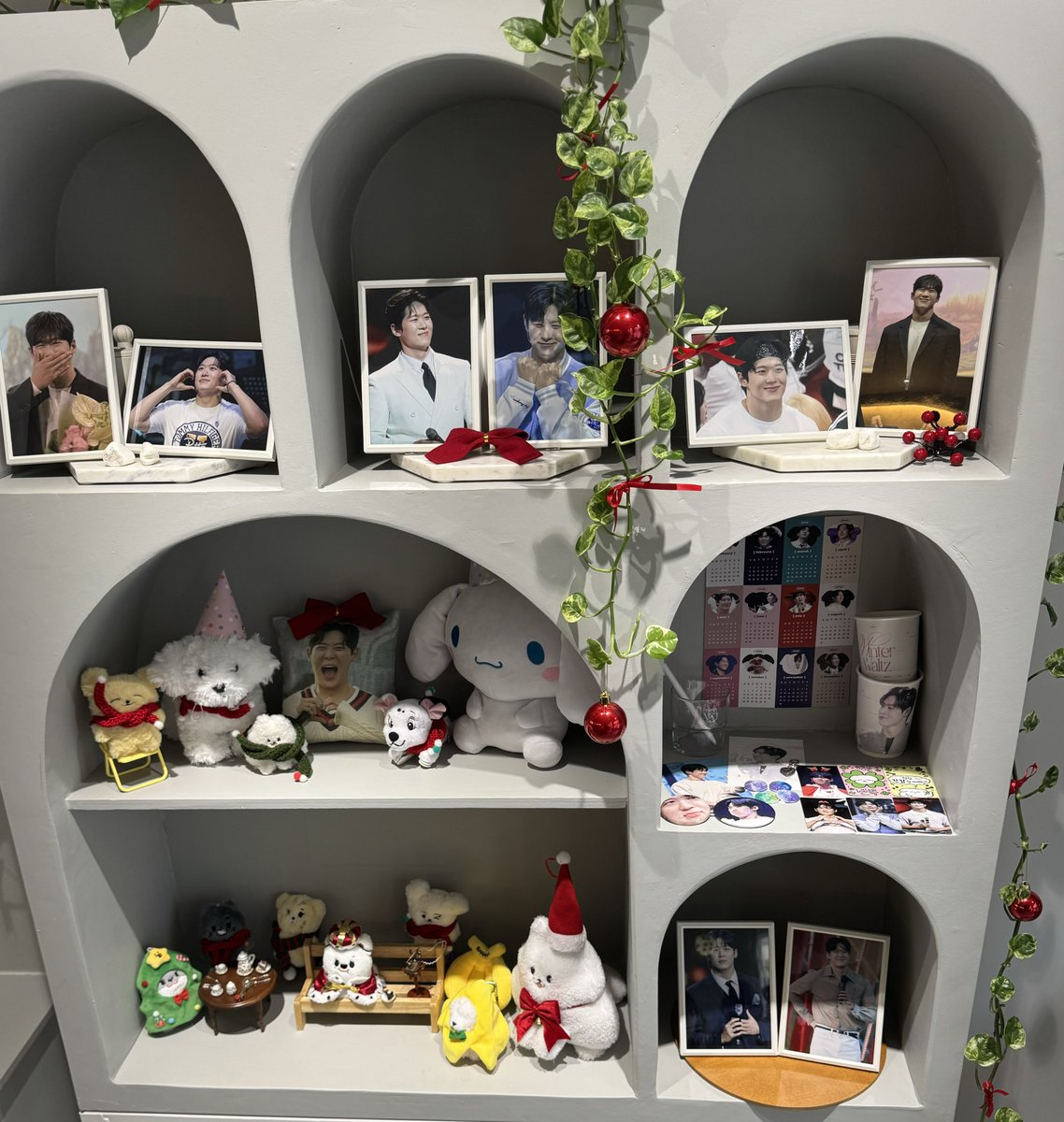 #winter_waltz
#1월의_크리스마스
#Happy_SW_day
#정승원 #리베란테

진짜 귀여운 가냐지 인형들 가득가득한데 왕크왕귀 가냐지 사진들도 가득해서 쏘오오 굿굿! 게다가 아늑하구 또 편안함에다가 향긋한 빵냄새 올라와서 크로아상 하나만 있음 추억회상 가능🥐

+여긴 모형마저도 맛있어보이는군요