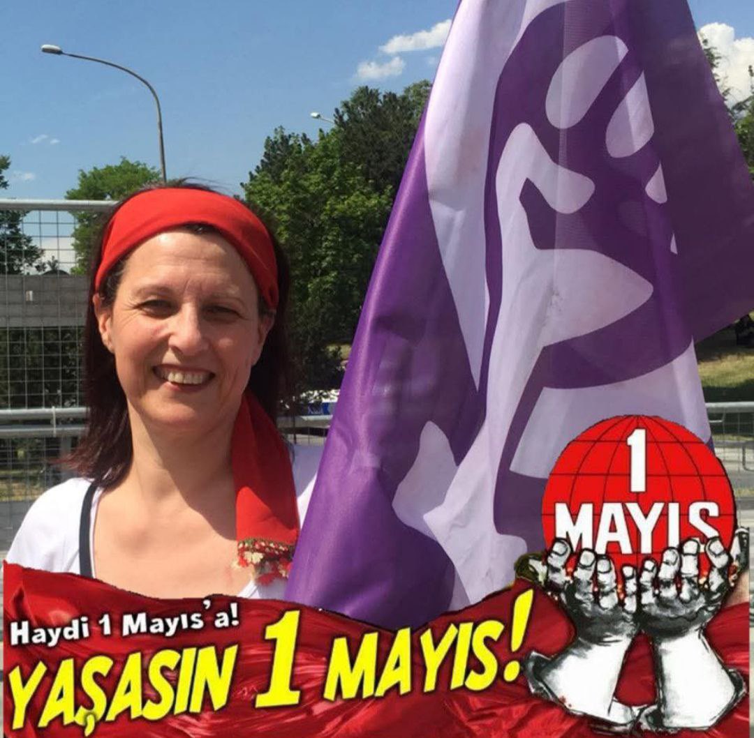 Nurşen Yıldırım’ı geçirdiği ameliyat sonrası kaybetmenin üzüntüsünü yaşıyoruz.

Hayatını mücadelenin içinde yoğurmuş yol arkadaşımız, sendikal mücadeleden öncülümüz SDP’de üstlendiği fahri danışmanlık görevine kadar devrim ve sosyalizm kavgasında hep emek harcadı. Kadın kurtuluş